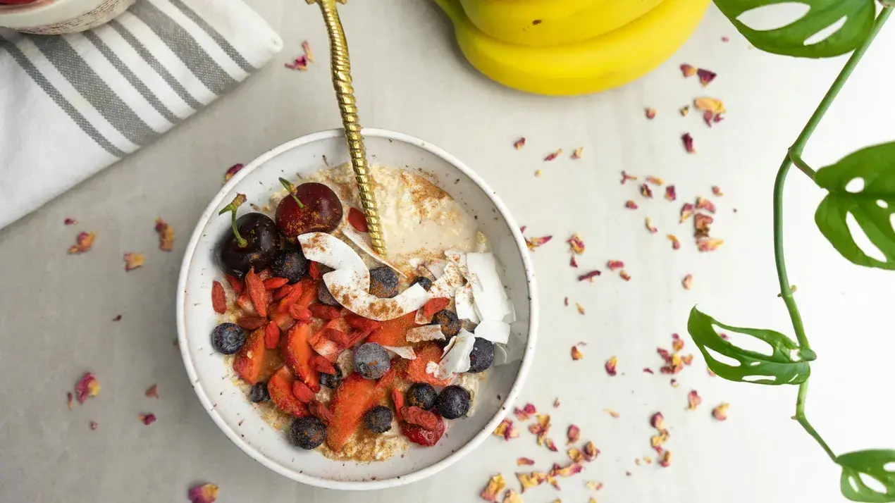 Nutritious and Delicious: Bournville Infused Oats with Peaches and Blackberries