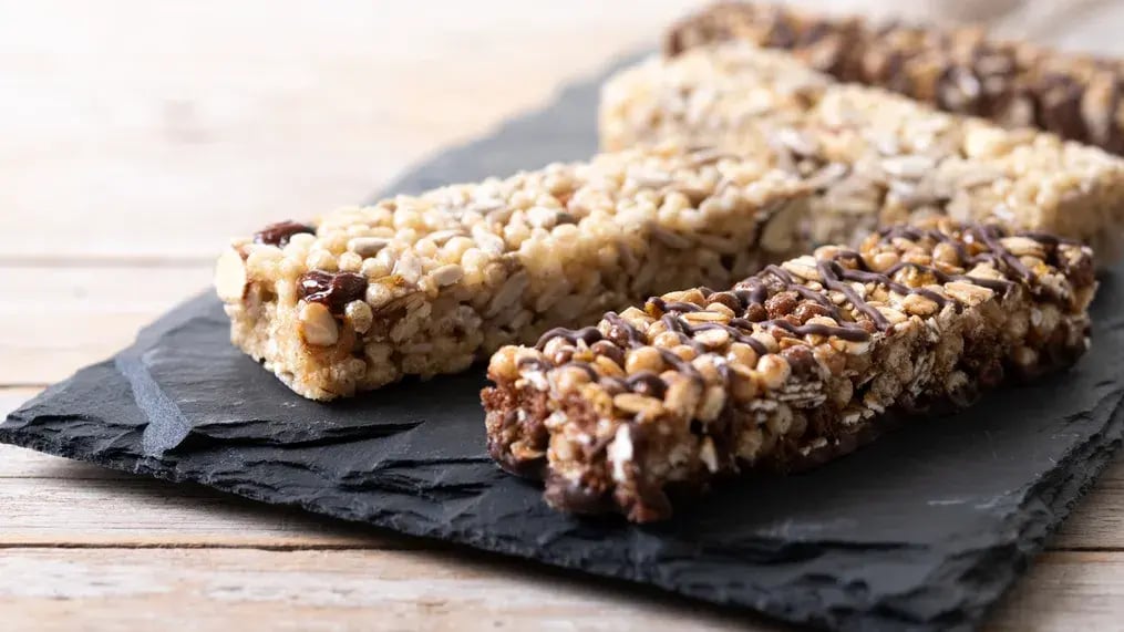 Oreo Caramel Granola Bars with No-Bake Crunch