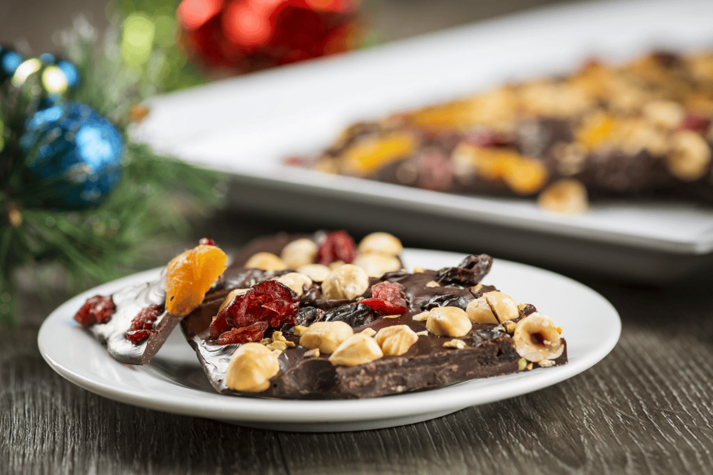 chocolate-bark-with-nuts-and-dried-fruit