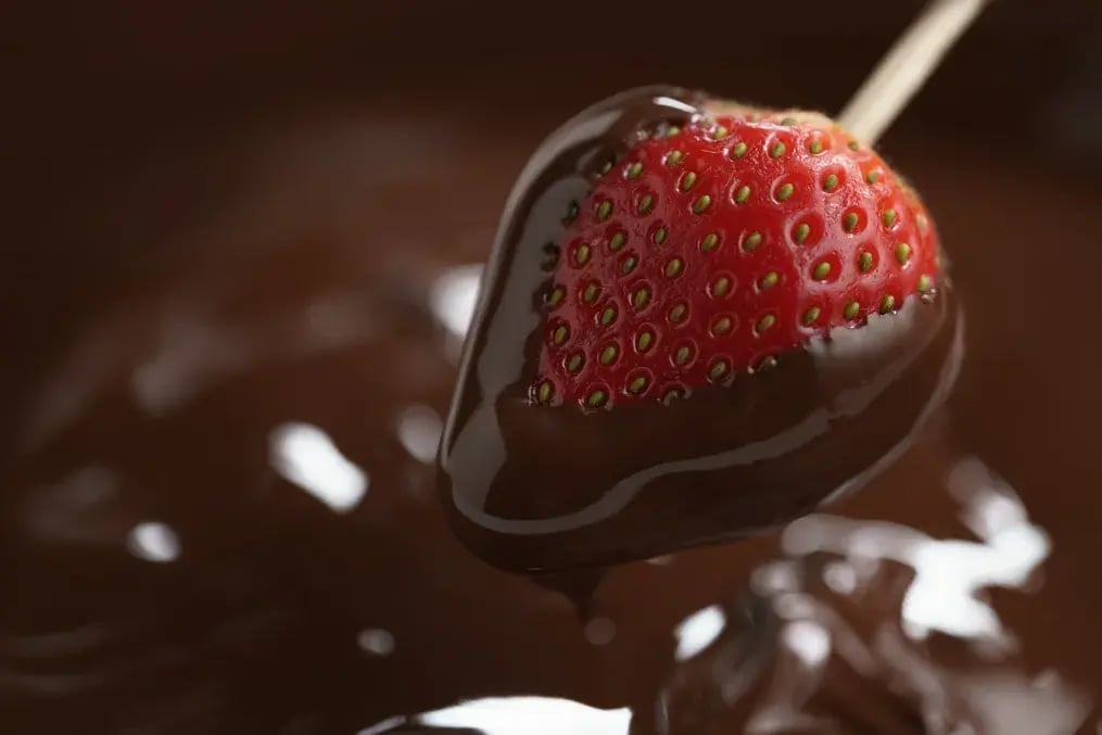 Coating The Strawberry Coating The Strawberry