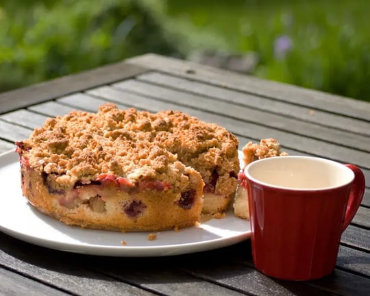 Round Strawberry Rhubarb Crumble Bar