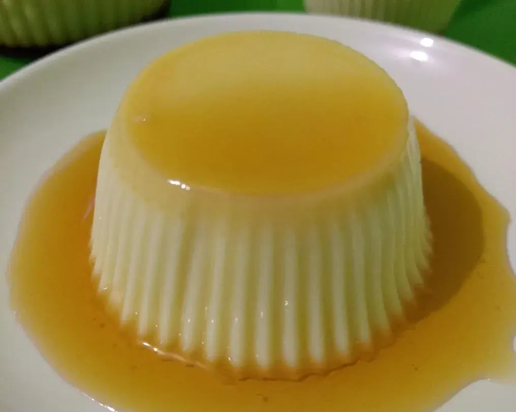 Coconut pudding with sweet sauce