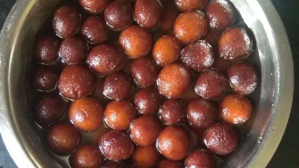 gulab jamuns