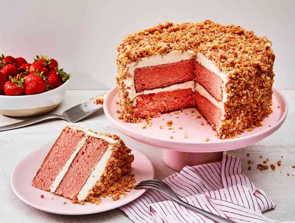 Easy Strawberry Crunch Cake Recipe