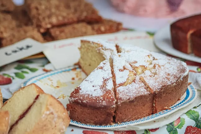 Sunny and refreshingly sweet Italian lemon cake recipe