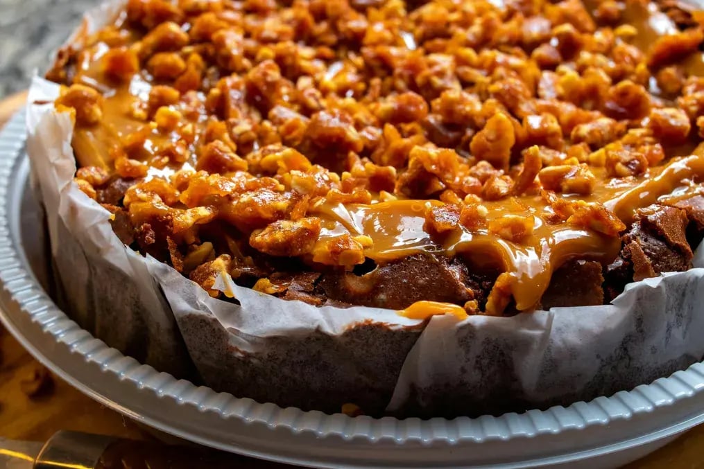toffee-topped-cashew-cake-with-caramel-frosting-2