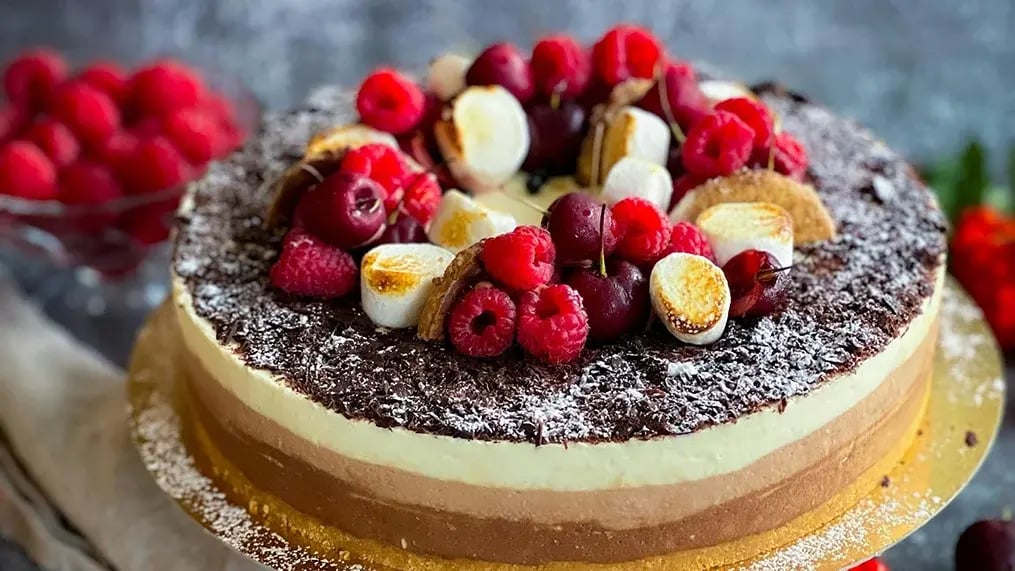 This banana foster cheesecake will be your new favorite - Dark Chocolate Cheesecake
