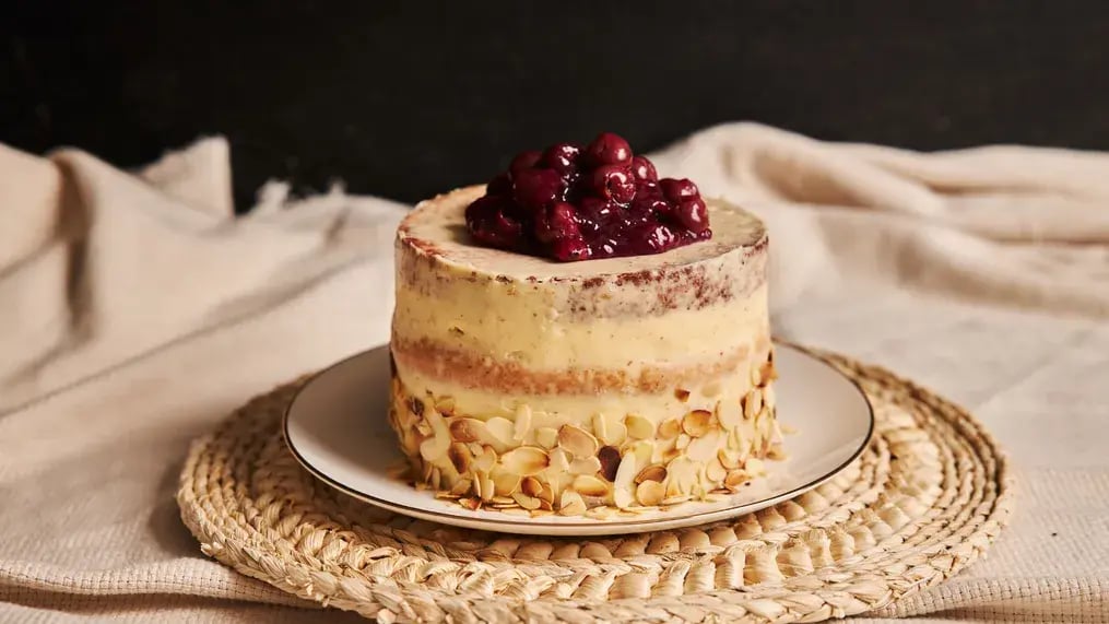 Tips To Slice An Ice Cream Cake Without Melting It