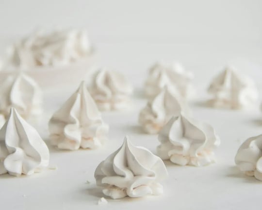 Little crowns of whipped cream