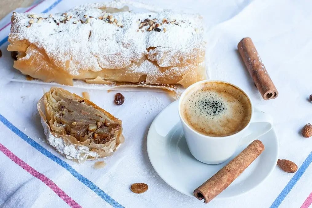 Apple strudel or Strudel di mele(Serves 8)