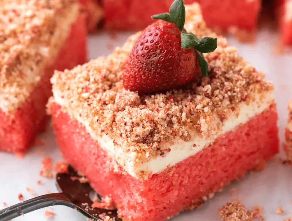Strawberry Crunch Cake With Cream Cheese