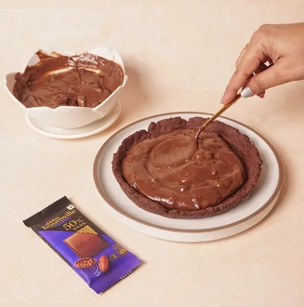 Avocado and Chocolate Bournville Tart with Nuts-Pour the chocolate-avocado mousse