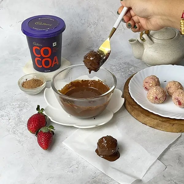 Berry Cocoa Chocolate Truffle-Deep each ball in the melted dark chocolate