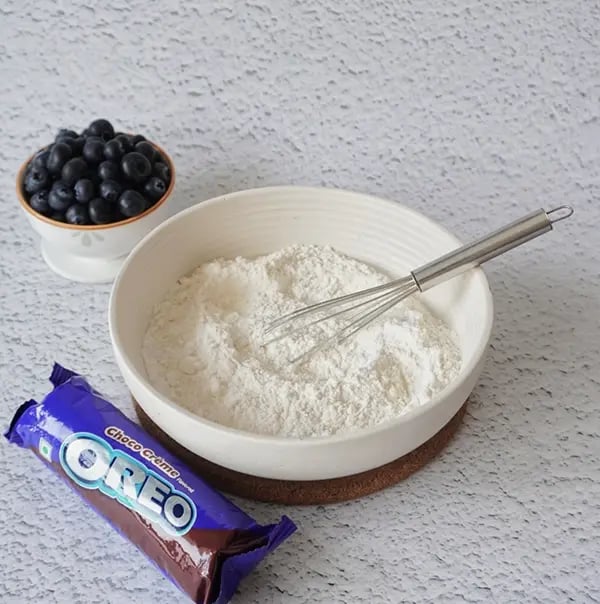 Blueberry Coffee Cake with Oreo Crumble and Almonds-In a bowl whisk together flour