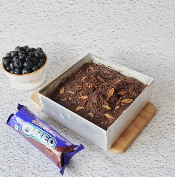 Blueberry Coffee Cake with Oreo Crumble and Almonds-Let it cool for 10–15 minutes