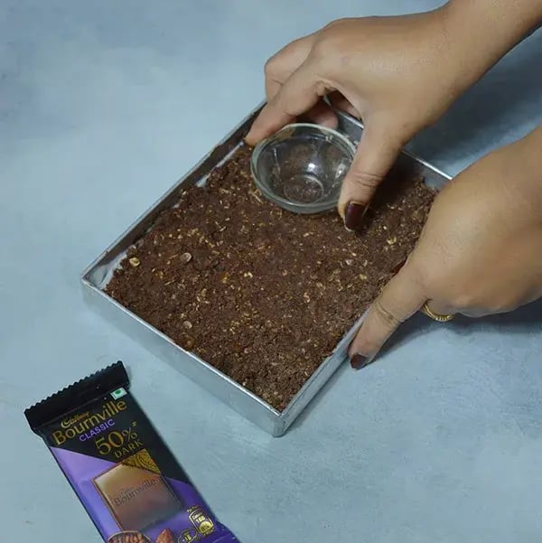 Bournville Caramel Cashew Chocolate Bar - Gently press