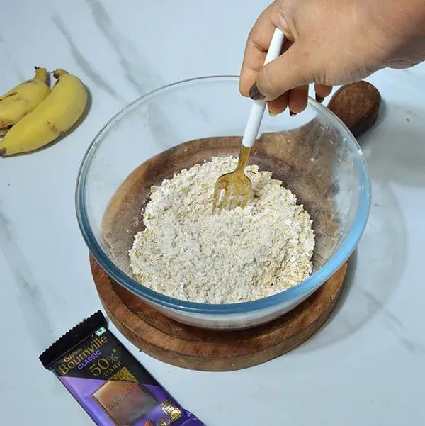 Bournville Chocolate Banana Cupcakes - Mix dry ingredients