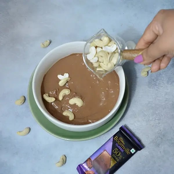 Bournville Chocolate Cashew Cluster - Mix cashew