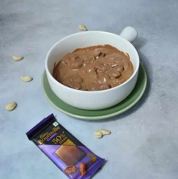 Bournville Chocolate Cashew Cluster - Mix cashew