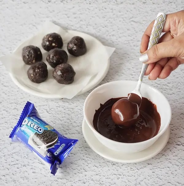 Bournville Chocolate Coated Oreo Candies - Dip the Oreo balls into the melted chocolate