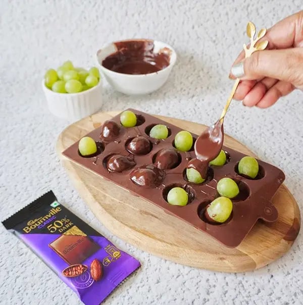 Bournville Chocolate Covered Grape Roses - Pour additional melted chocolate
