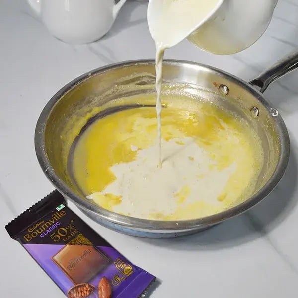 Bournville Chocolate Custard Cream - Pour the vanilla milk