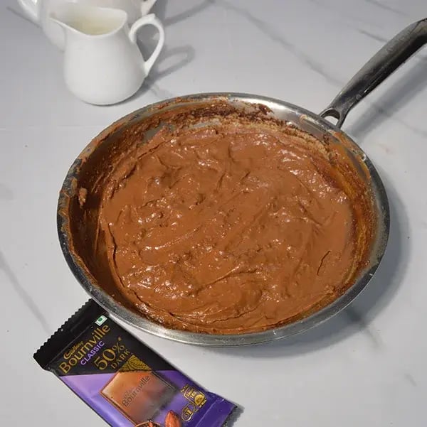 Bournville Chocolate Custard Cream - Smooth chocolate custard