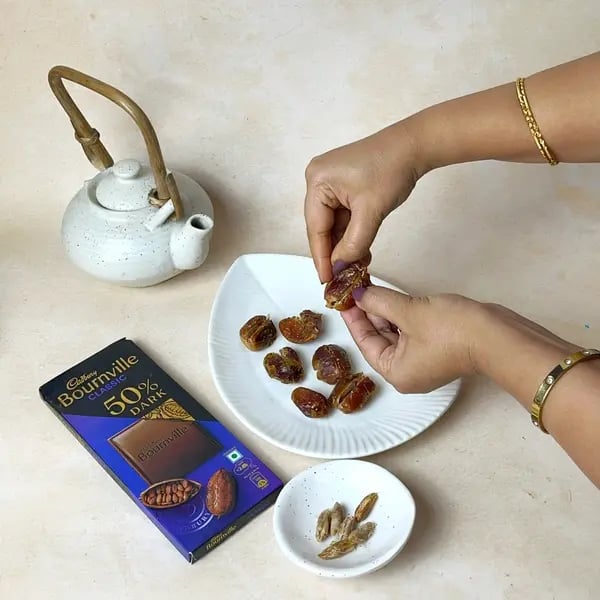 Bournville Chocolate Date Heart - Sliced Dates With Pocket