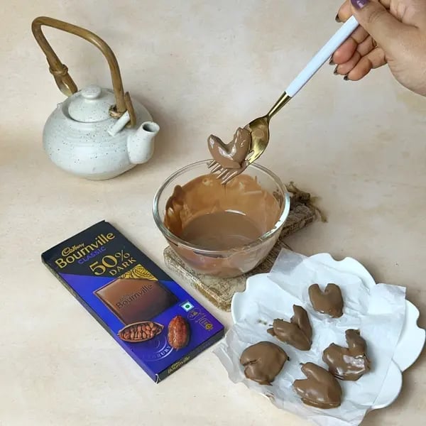 Bournville Chocolate Date Heart - Chocolate Dipped Dates