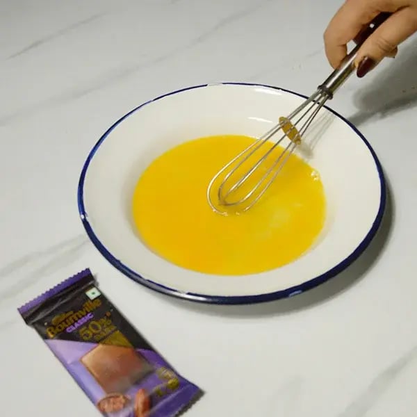 Bournville Chocolate Eggnog - Mix everything gently