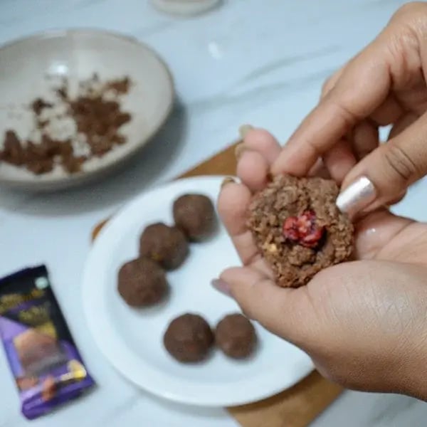 Bournville Chocolate Snowball - Create small balls