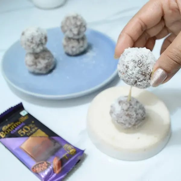 Bournville Chocolate Snowball - Arrange the balls like snowman