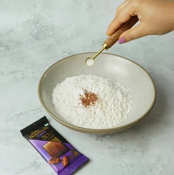 Bournville Cinnamon Lokma-In a medium bowl