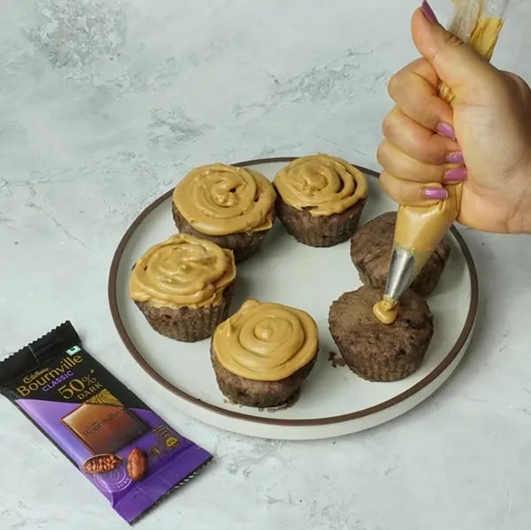 bournville-cupcakes-with-peanut-butter-frosting-step8