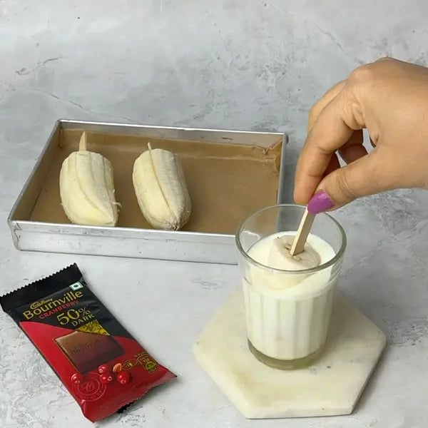 Bournville Dipped Frozen Banana Yogurt Popsicles - Dipping Banana In Yogurt