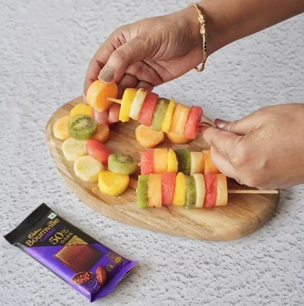 Bournville Fruit Pops - Arrange the fruit pieces