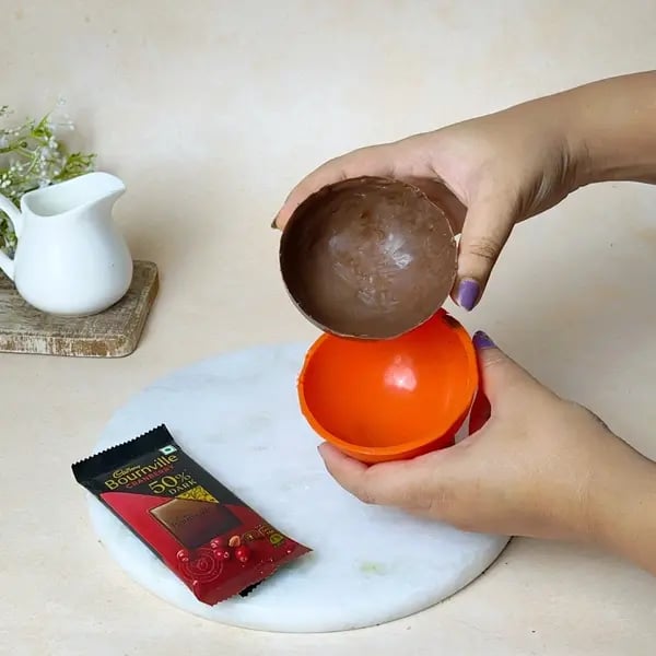 Bournville Hot Cocoa Bomb - Peeling Chocolate Spheres