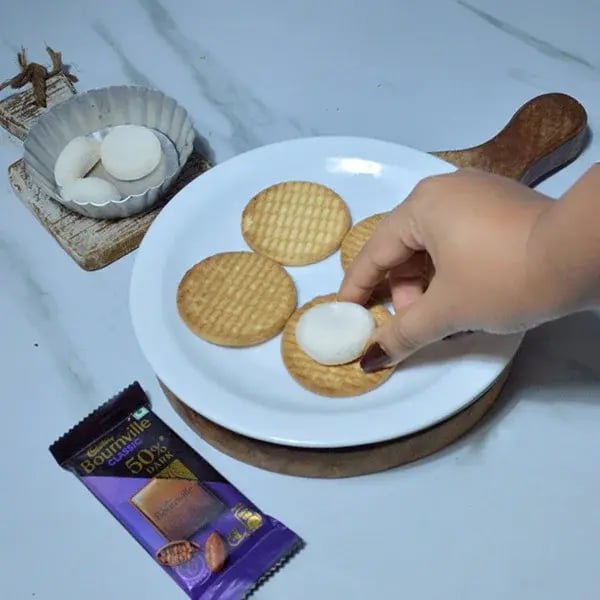 Bournville Korean Chocopie - Take 4 digestive biscuits