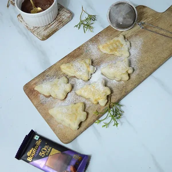 Bournville Mini Puff Christmas Tree - Dust some powdered sugar