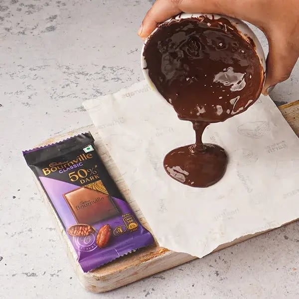Bournville Orange Bark - Pour it on a parchment