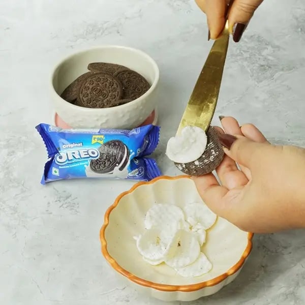 Bournville Oreo crumble cookies-Separate the cream from the Oreo biscuits