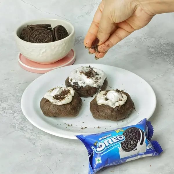 Bournville Oreo crumble cookies-Garnish the cookies