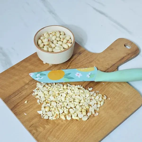 Bournville Peanut Bites - Chop peanuts