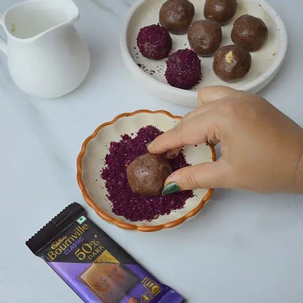Bournville Ragi Laddoo - Cover laddoos with dry rose powder