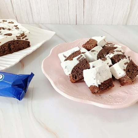 Brownie Bars with Ice Cream and Oreo Topping