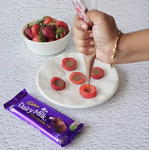 Bunny Strawberry Bites with Dairy Milk And Gems-In a butter paper arrange the strawberry slices