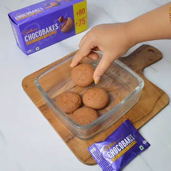 Chocobakes Pudding with Crunchy Pistachio - Place the Chocobake cookies