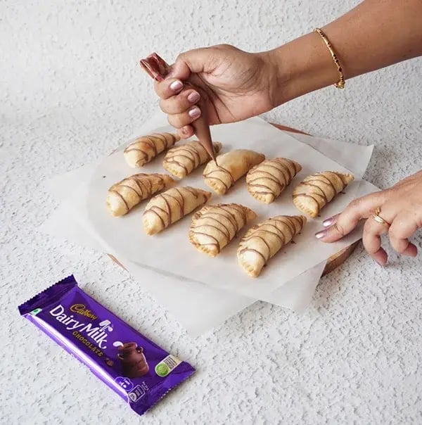 Chocolate Baked Gujiya With Dry Fruits &amp; Coconut - Drizzle the melted chocolate