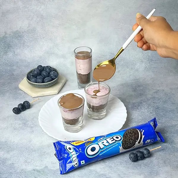 Chocolate Blueberry Yogurt With Oreo Crust-Pour some melted dark chocolate