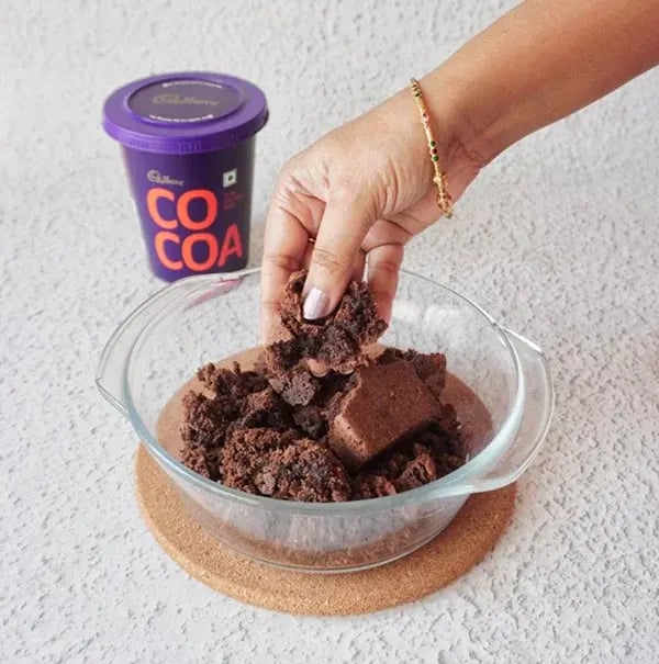 Chocolate Brownie Truffles - Crumble the brownie